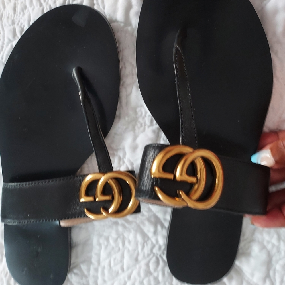 Gucci Thong flats in Black